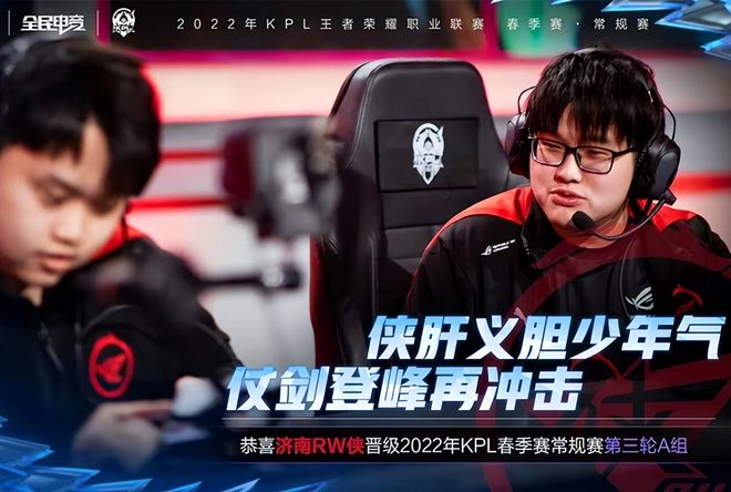 他用左脚轻 他用左脚轻